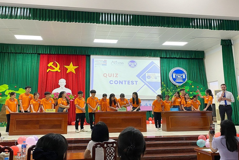 Đêm hội Gala Show – Vietnam, Đất nước tình yêu thuộc Dự án Englishworks tổ chức tại trường Cao đẳng Thái Nguyên