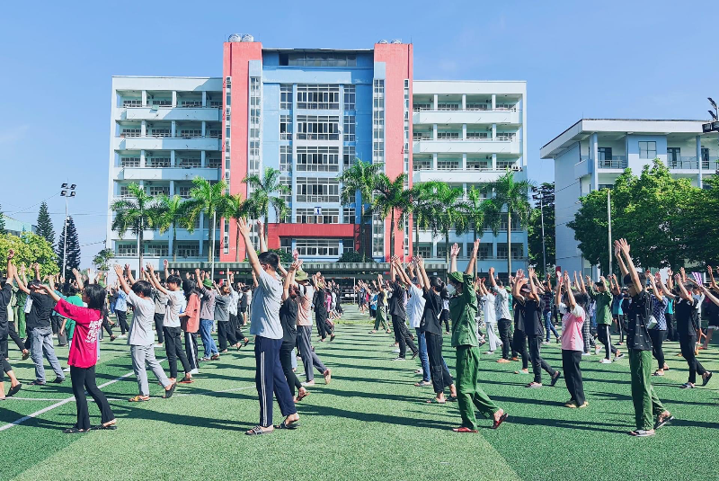 Giờ tập thể dục buổi sáng của hơn 700 học sinh K43 trường Cao đẳng Thái Nguyên
