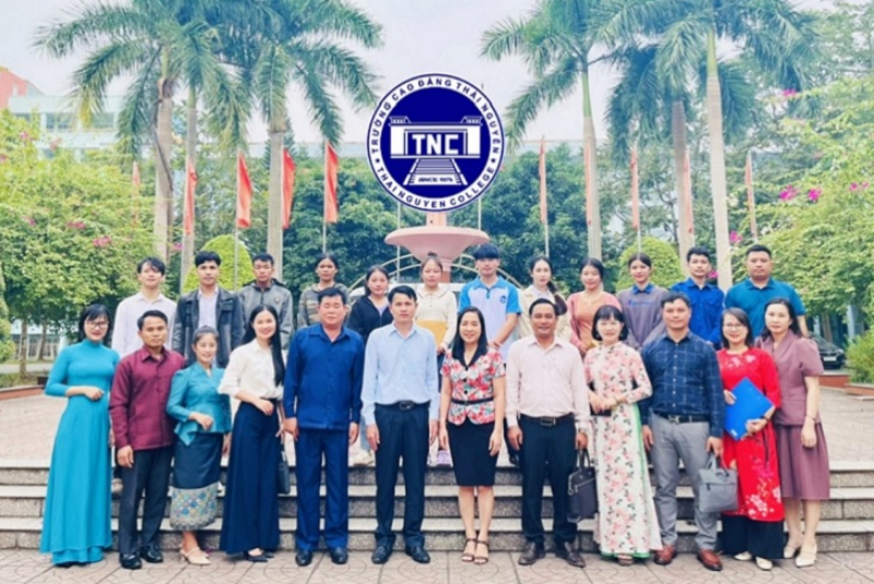 Trường cao đẳng Thái Nguyên đón tiếp Đoàn công tác 2 tỉnh Oudomxay và Phongsaly, CHDCND Lào