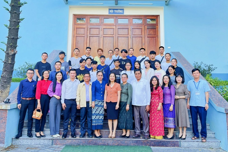 Đoàn công tác tỉnh Savannakhet, CHDCND Lào đưa Lưu học sinh sang nhập học tại TNC