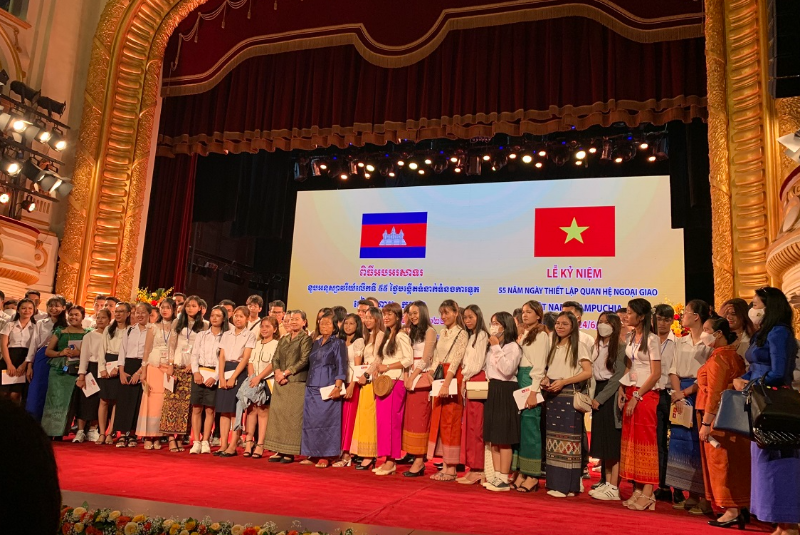 Sinh viên TNC dự lễ ỷ niệm 55 năm Ngày thiết lập quan hệ ngoại giao Việt Nam - Campuchia (24/6/1967 - 24/6/2022)
