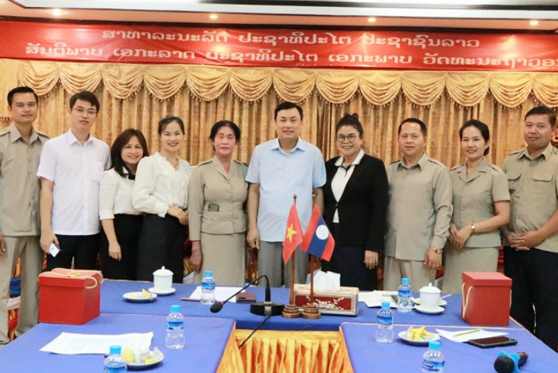 Đoàn công tác trường Cao đẳng Thái Nguyên thăm và làm việc với Sở Giáo dục và Thể thao hai tỉnh Xiêng Khoảng và Luông Pha Băng CHDCND Lào
