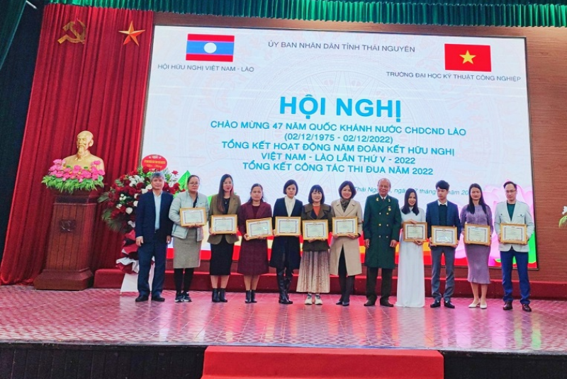 Giảng viên và sinh viên trường Cao đẳng Thái nguyên Dự lễ Chào mừng kỷ niệm 47 năm quốc khánh nuớc CHDCND Lào
