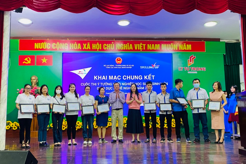 Đoàn Giáo viên TNC đưa sinh viên đi dự thi Vòng chung kết Startup Kite tại Trường Cao đẳng Lý Tự Trọng Thành phố Hồ Chí Minh