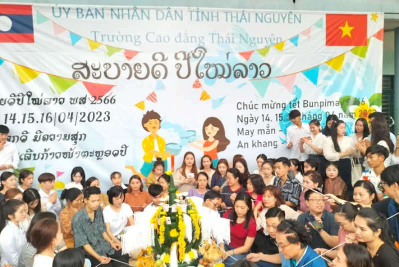 Phòng QLKH&HTQT chúc Tết các em SV Lào và Campuchia