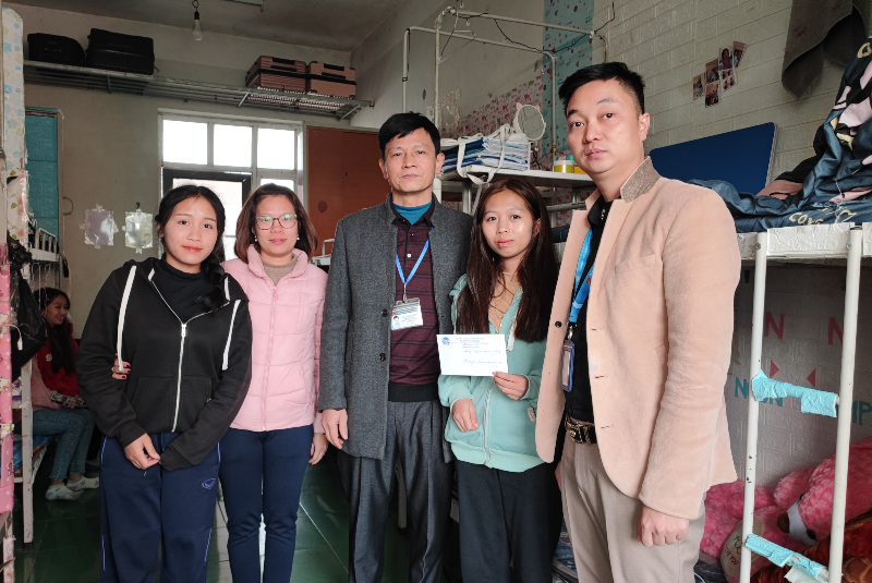 Quỹ "Tiếp sức em đến trường" thăm, động viên và tặng quà Lưu học sinh Lào