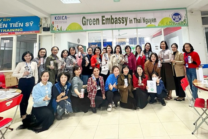 Tình nguyện viên KOICA Hàn Quốc thuộc Văn phòng cơ quan Hợp tác quốc tế KOICA phối hợp với trường Cao đẳng Thái Nguyên tổ chức Hoạt động bảo vệ môi trường “Making Tumblers” (Cốc giữ nhiệt Tumblers)