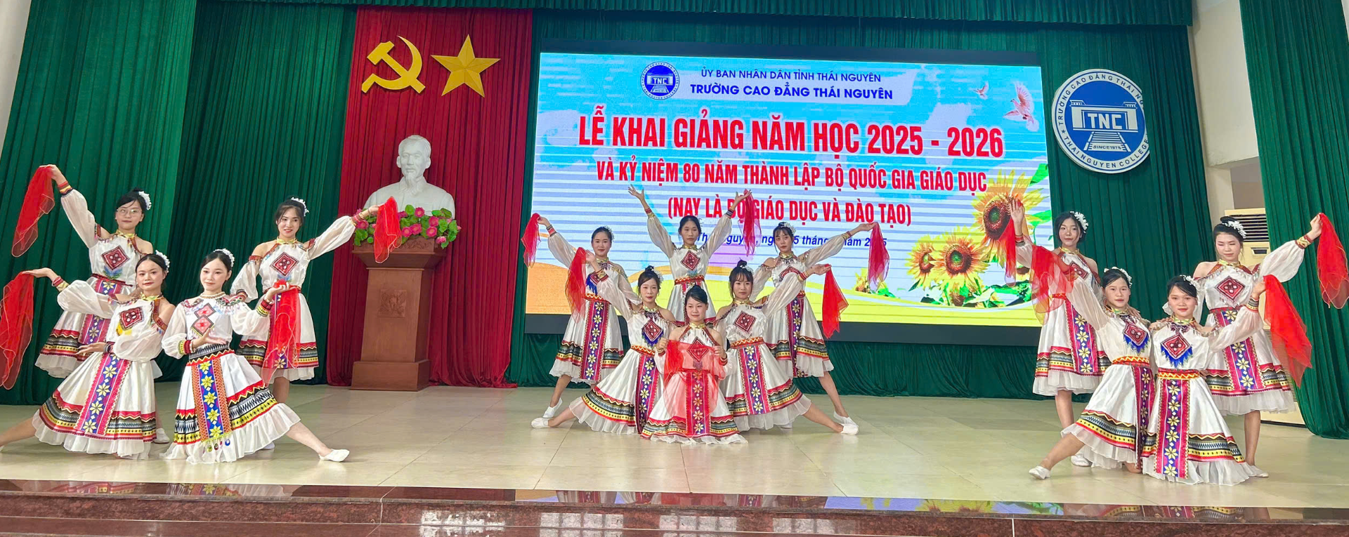 Ảnh văn nghệ trong Lễ Khai giảng