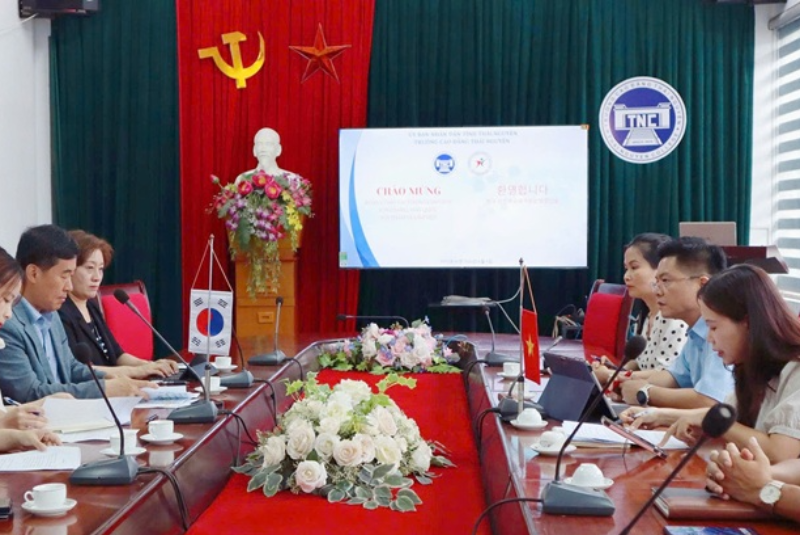Trường Cao đẳng Thái Nguyên tiếp đón và làm việc với Đoàn công tác Phòng Giáo dục Uijeongbu (Hàn Quốc)