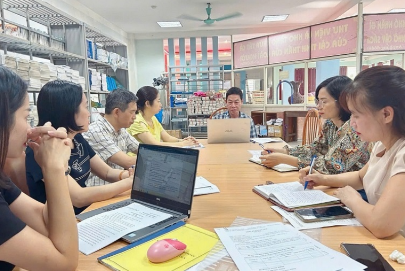 Chi bộ Trung tâm Thông tin - Thư viện họp kiểm điểm, đánh giá, xếp loại chất lượng đối với tổ chức đảng, đảng viên và tập thể, cá nhân cán bộ lãnh đạo quản lý năm 2024