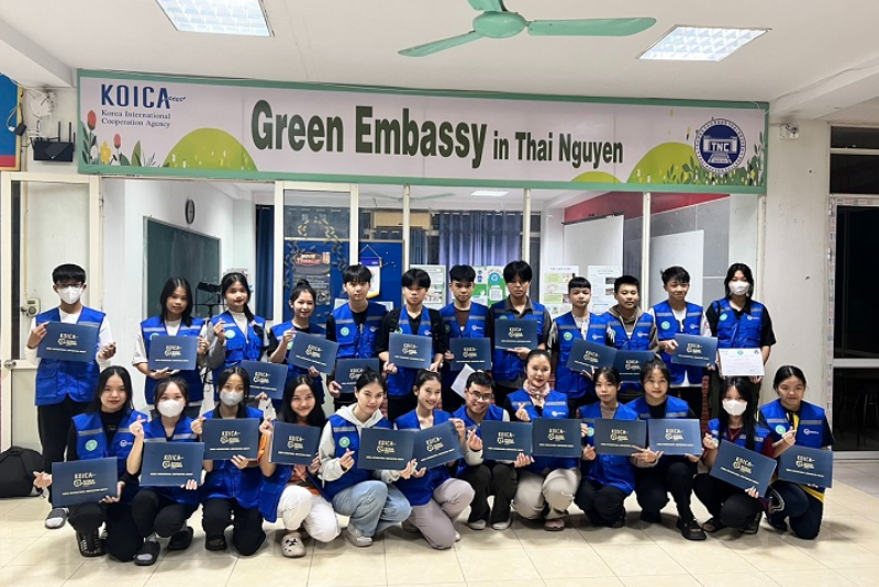 Lễ tốt nghiệp và trao chứng chỉ cho các em HSSV tham gia lớp học "Green Ambassador" 