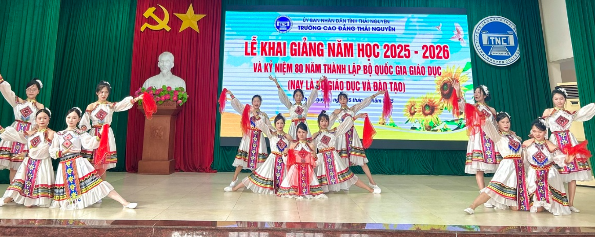 Ảnh văn nghệ trong Lễ Khai giảng