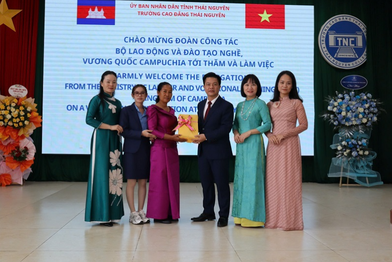 Trường Cao đẳng Thái Nguyên đón tiếp các đơn vị đến chúc mừng nhà trường nhân ngày hiến chương nhà giáo Việt Nam  20/11 và làm việc với Đoàn công tác Bộ Lao động và Đào tạo nghề Vương quốc Campuchia