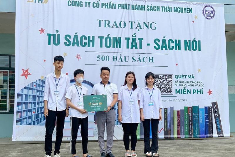 Công ty cổ phần Phát hành sách Thái Nguyên trao tặng Tủ sách tóm tắt - sách nói cho học sinh, sinh viên trường Cao đẳng Thái Nguyên