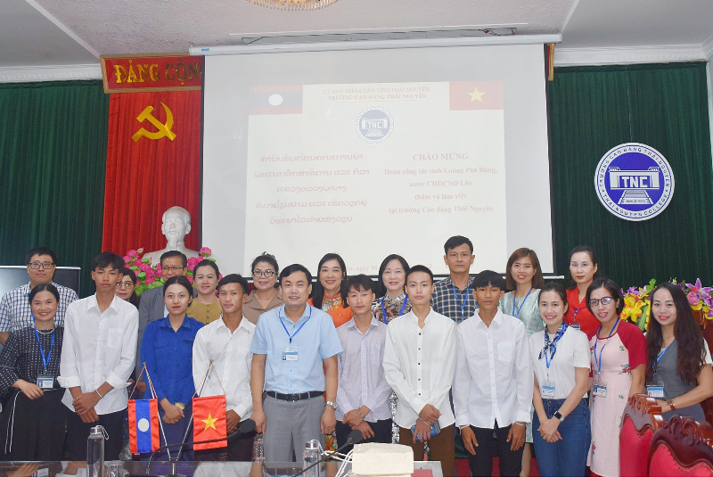 Tiếp nhận lưu học sinh Lào tỉnh Luông Pha Băng