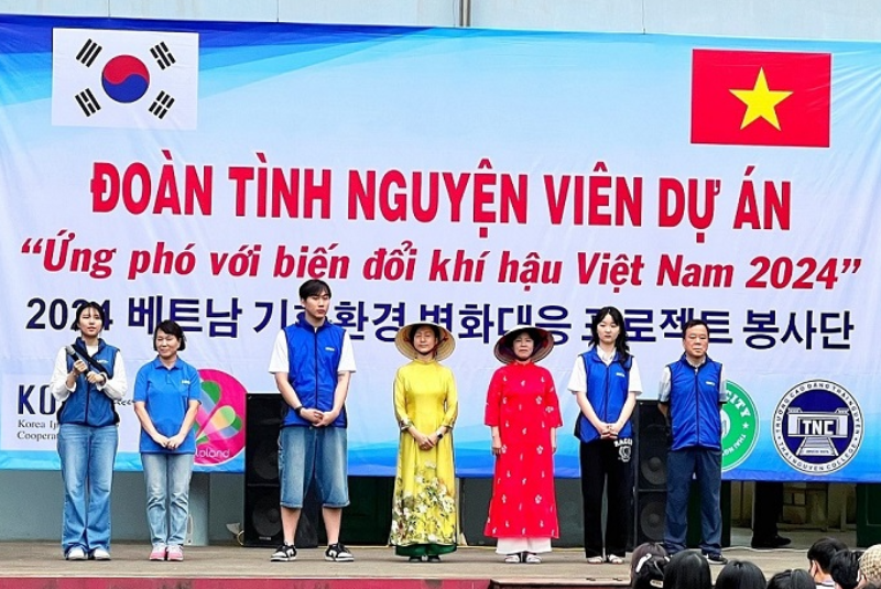 Học sinh Trường Cao đẳng Thái Nguyên hưởng ứng Ngày trái đất cùng các tình nguyện viên KOICA