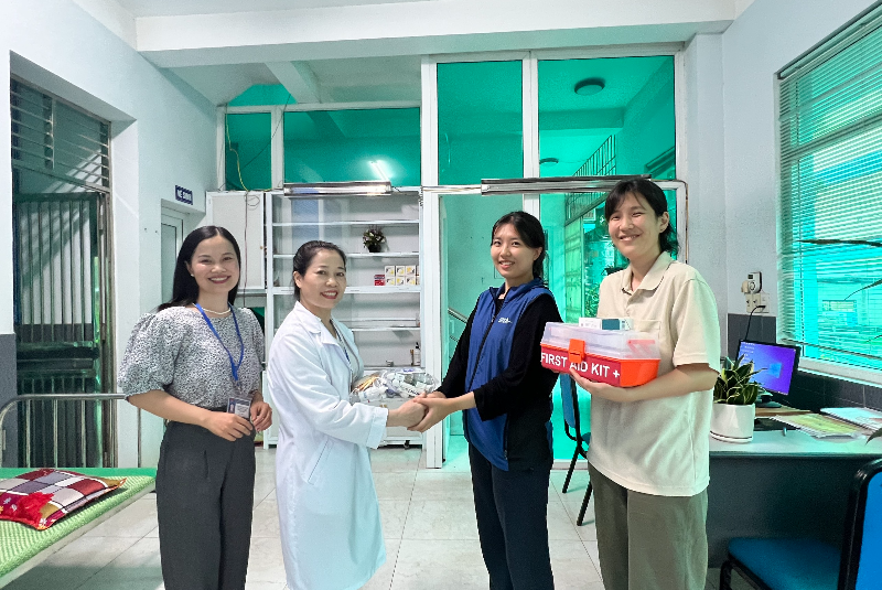 TNV KOICA tặng thuốc cho trạm y tế trường Cao đẳng Thái Nguyên