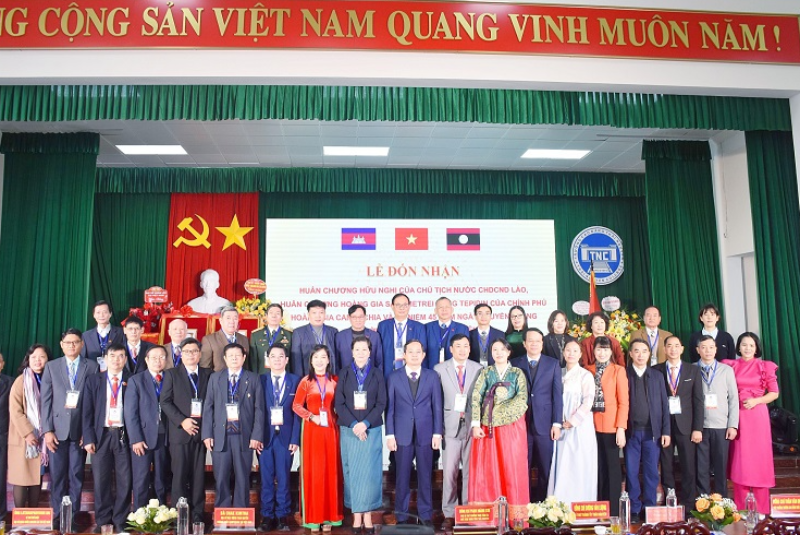 Trường Cao đẳng Thái Nguyên đón nhận Huân chương Hữu nghị của Chủ tịch nước CHDCND Lào, Huân chương Hoàng gia Sahametrei hạng Tepidin của Chính phủ Hoàng gia Campuchia và Kỷ niệm 45 năm Ngày truyền thống Nhà trường