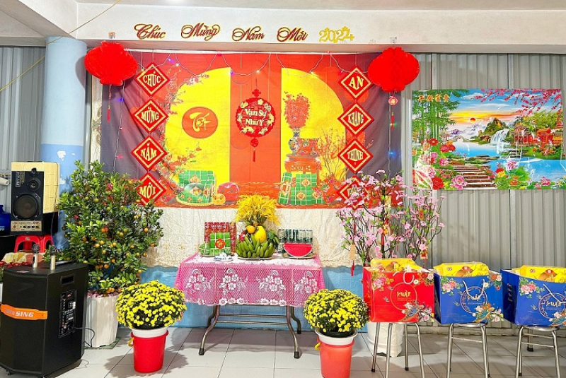 Trường Cao đẳng Thái Nguyên tổ chức ăn Tết Nguyên Đán Giáp Thìn 2024 cho Lưu học sinh quốc tế ở lại trường dịp nghỉ Tết