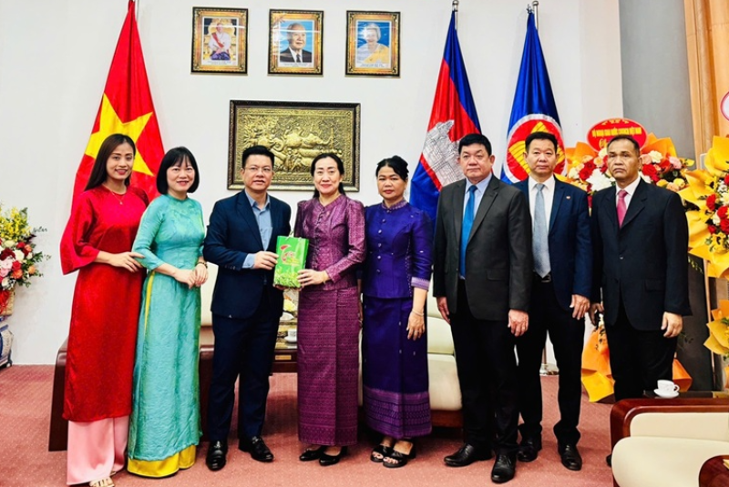 Trường Cao đẳng Thái Nguyên thăm, chúc tết Đại sứ quán Lào và Campuchia tại Việt Nam