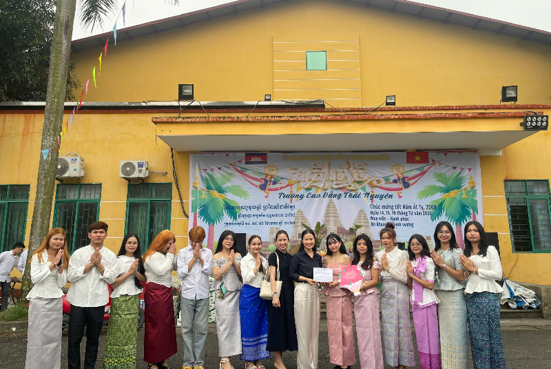 Phòng QLKH&HTQT chúc Tết các em sinh viên Lào, Campuchia