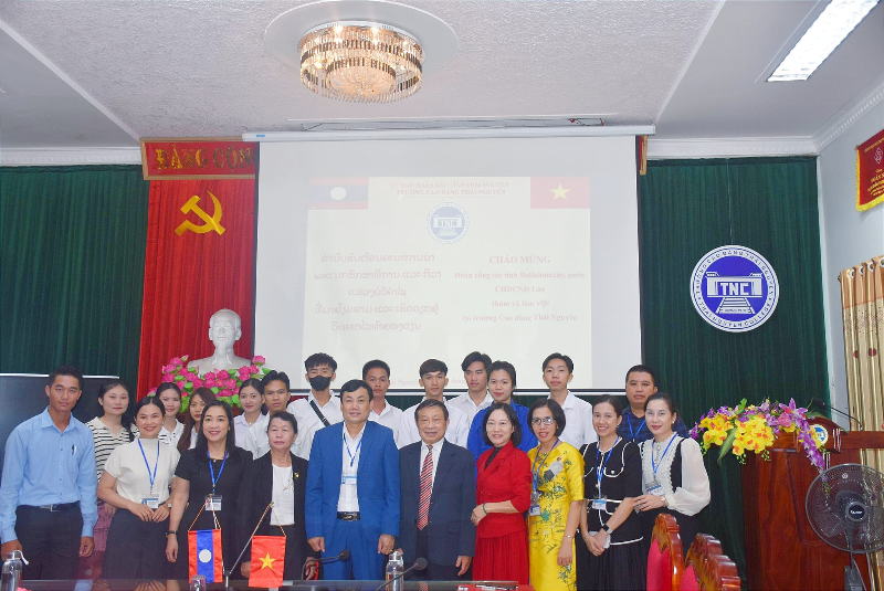 Đoàn công tác Sở Giáo dục và Thể thao tỉnh Bolikhamxay, CHDCND Lào đưa Lưu học sinh sang nhập học tại Trường Cao đẳng Thái Nguyên