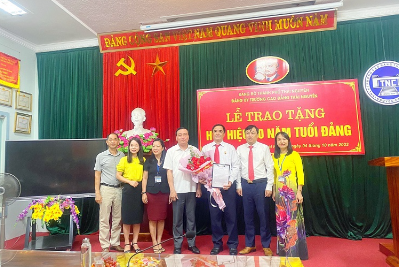 Lễ Trao tặng Huy hiệu 30 năm tuổi Đảng cho đồng chí Đoàn Văn Hiển