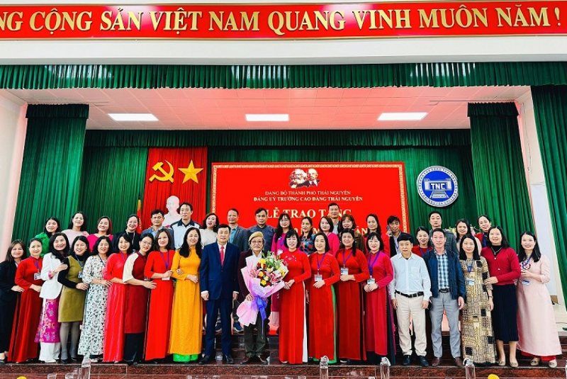 Lễ trao tặng Huy hiệu 30 năm tuổi Đảng cho đồng chí Nguyễn Gia Bảy