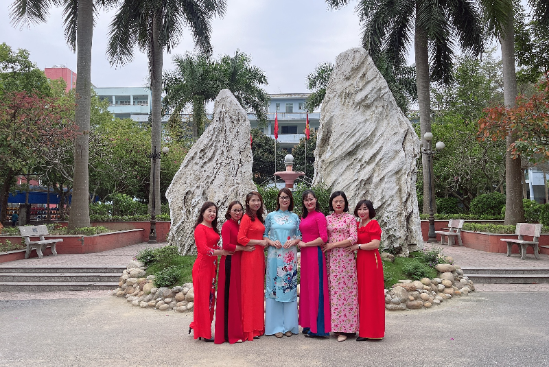 Tuần lễ áo dài" Phòng QTBV Trường Cao đẳng Thái Nguyên-TNC và Kỉ niệm 114 năm ngày Quốc tế phụ nữ 8/3