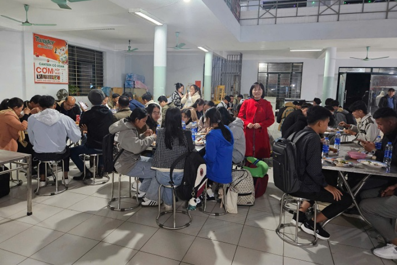 Các cán bộ phòng QLKH&HTQT đón đoàn Campuchia đưa LHS sang nhập học