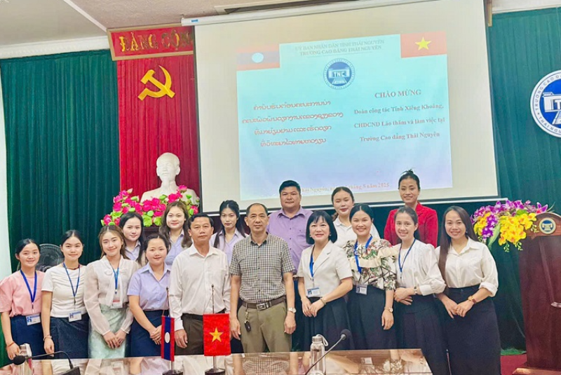 Chào mừng đoàn công tác tỉnh Xiêng Khoảng - nước Cộng hoà DCND Lào  đến thăm và làm việc với Trường Cao đẳng Thái Nguyên