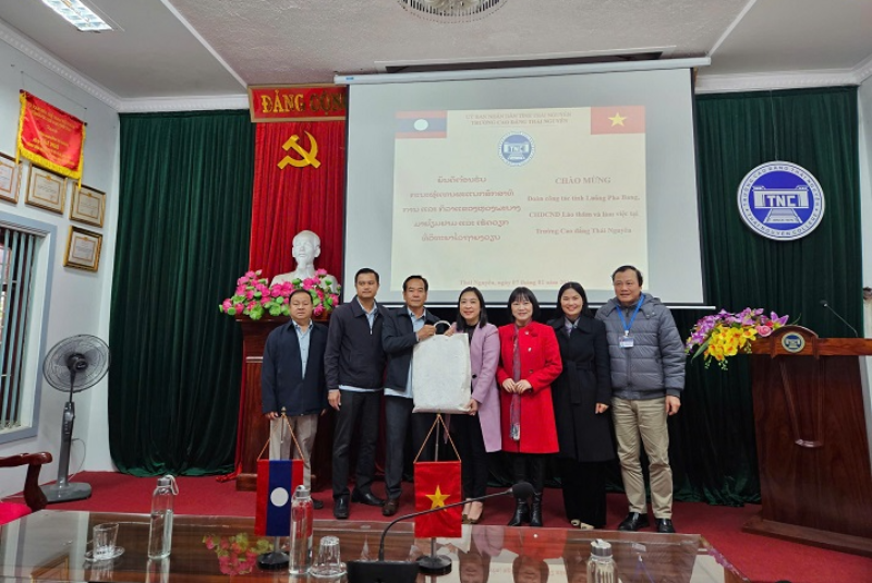 Đón đoàn cán bộ và lưu học sinh tỉnh Luông Pha Băng, CHDCND Lào