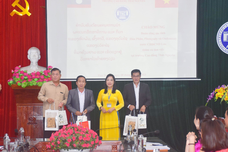 Đón tiếp Đoàn cán bộ Sở Giáo dục và Thể thao các tỉnh Hủa Phăn, Phongsaly và Oudomxay đưa lưu học sinh sang nhập học