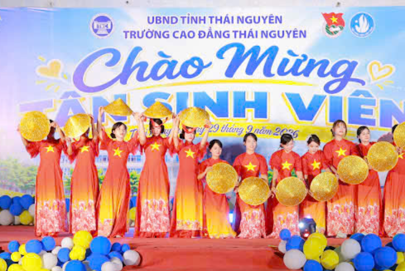 Rực rỡ đêm hội “Chào tân sinh viên năm 2026” tại Trường Cao đẳng Thái Nguyên