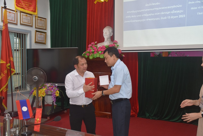 Đón tiếp Giám đốc Sở Ngoại vụ tỉnh Hủa phăn, Cộng hòa Dân chủ Nhân dân Lào
