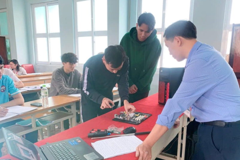 Tuyển sinh hệ trung cấp Công nghệ thông tin