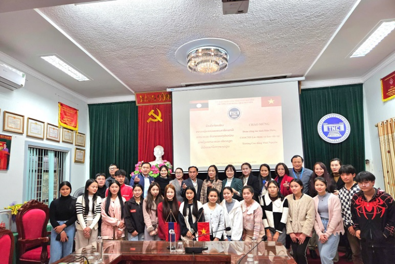 Đón đoàn cán bộ và lưu học sinh tỉnh Hủa Phăn, CHDCND Lào