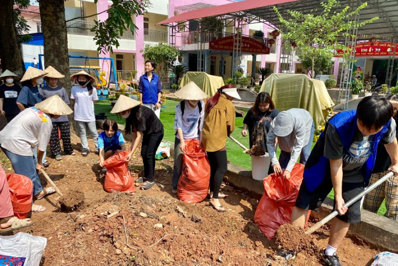 Các TNV Koica cùng giáo viên và HSSV trường Cao đẳng Thái Nguyên dọn dẹp vệ sinh tại Trường Mầm non thực hành