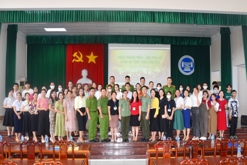 Hội nghị Tuyên truyền và hướng dẫn cài đặt định danh điện tử (VNeID) tại trường Cao đẳng Thái Nguyên