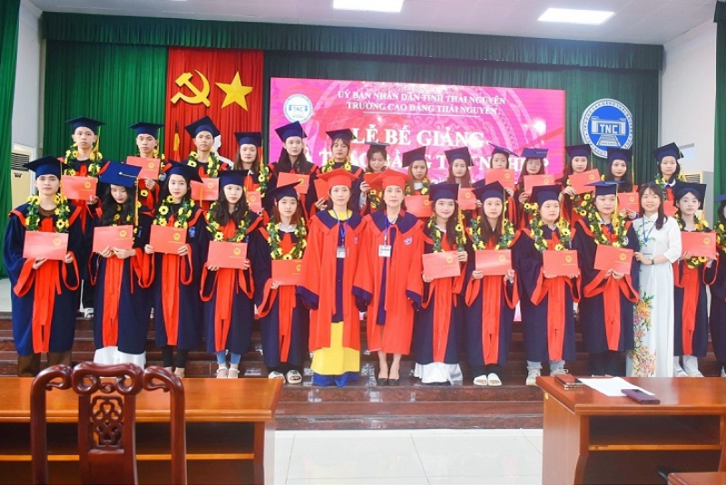 Lễ Bế giảng và trao Bằng tốt nghiệp cho học sinh trình độ Trung cấp khóa học 2021 - 2023