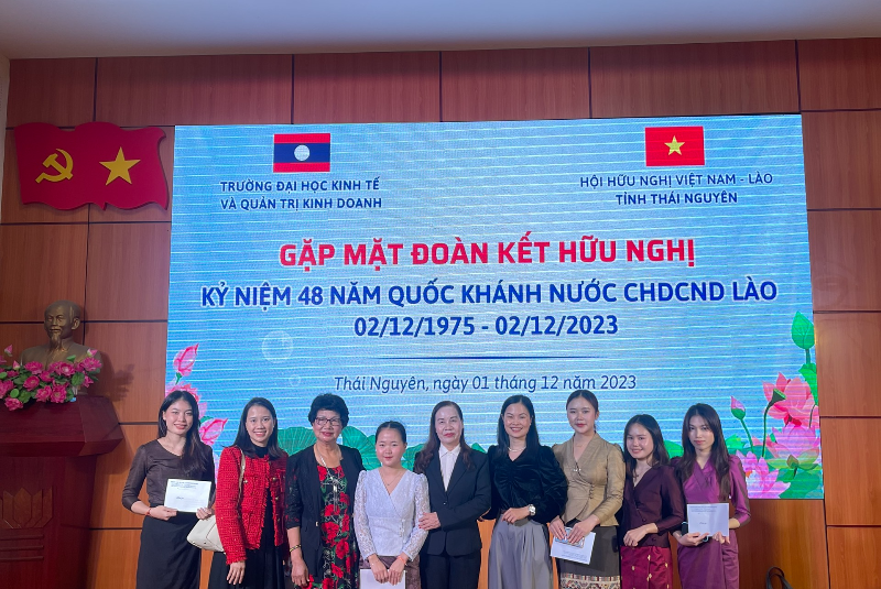 Cán bộ, giảng viên và sinh viên Lào trường Cao đẳng Thái Nguyên dự Gạp mặt đoàn kết hữu nghị kỷ niệm 48 năm Quốc khánh nước CHDCND Lào tại Trường Đại học kinh tế và Quản trị kinh doanh.