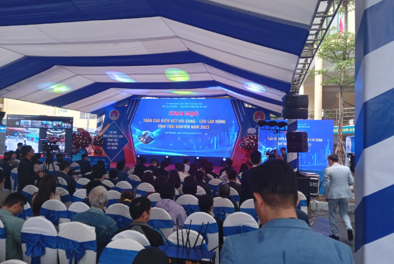 Trung tâm Tuyển sinh và Tư vấn việc làm tham gia “Tuần cao điểm kết nối Cung - Cầu lao động tỉnh Thái Nguyên năm 2023”